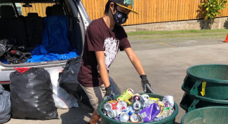 Daur Ulang Sampah, Remaja Hawai Bantu Biaya Kuliah Para Mahasiwa