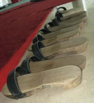 Sejarah Teklek Wudhu, Sandal Para Bangsawan dan Rohaniawan