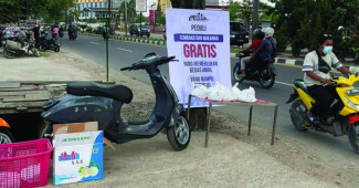 Komunitas Modern Vespa Bagikan Sembako untuk Warga Terdampak PPKM