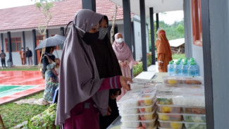 Humanity Food Bus Bagikan Makanan ke Santri dan Orangtua Ponpes