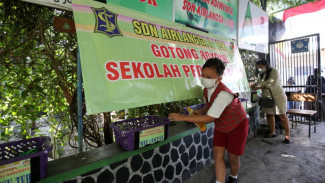Pelajar SD di Surabaya Bantu Warga Terdampak Covid