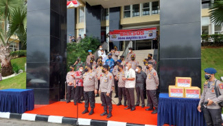 Komunitas Tionghoa Padang Serahkan 1.000 Bansos melalui Polda Sumbar