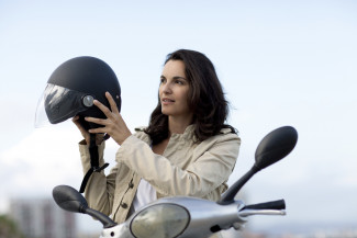 Akhir Pekan Tiba, Saatnya Bersihkan Helm Agar Tak Bau Apek