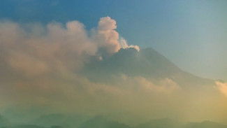 Hujan Abu Turun di Sekitar Lereng Gunung Merapi Minggu Pagi