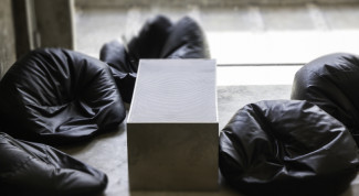 Penataan Ruang Tamu Tanpa Sofa juga Asyik dan Kreatif