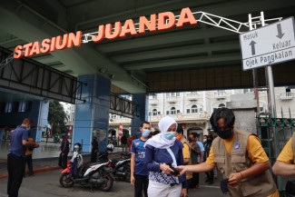 BNPB Bagikan 60 ribu Masker di Lokasi Pusat Aktivitas Warga Jakarta