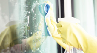 4 Cara Buat Kaca di Rumah Tetap Bening dan Mengilap