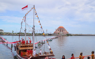 Bendera Merah Putih 1.000 Meter Dibentangkan di Laut Pantai Losari