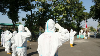 Relawan Surabaya Memanggil Upacara HUT RI di Asrama Haji Pakai APD