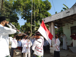 Meski dalam Kesederhanaan, Pesantren Ini Gelar Upacara Bendera Penuh Khidmat