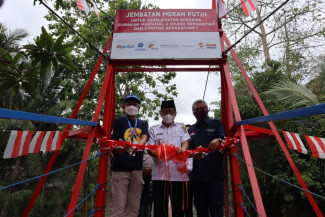 Bakrie Amanah Resmikan Jembatan Perintis di Desa Baru Waki Kalimantan