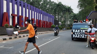 Pemuda Rakyat Bantu Rakyat Berbagi dengan Warga Terdampak Covid
