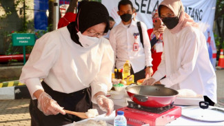 Mensos Risma Lelang Nasi Goreng Buatannya untuk Amal