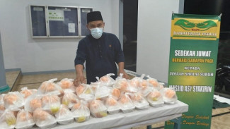 Sedekah Jumat Subuh, Rawaterate Peduli Bagikan Nasi Boks untuk Warga