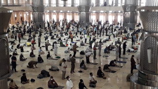 Potret Shalat Jumat di Masjid Istiqlal saat Pemberlakuan PPKM