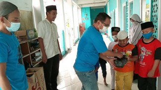 Komunitas Rakyat Memberi Bagikan Makanan ke Anak Yatim Tangerang