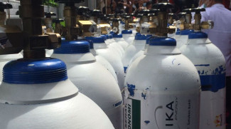 Kadin Bagikan 400 Tabung Oksigen untuk Rumah Sakit di Sumsel