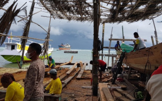 Berkat SPLU PLN, Pembuatan Kapal Nelayan di Majene Lebih Cepat dan Efisien