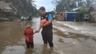 Bantuan Paket Makanan untuk Warga Terdampak Banjir di Seruyan