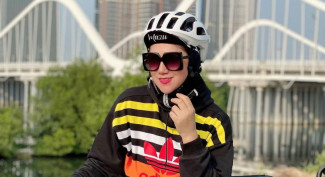 Asyik dan Stylish, Gaya Selebritas Berhijab Saat Gowes