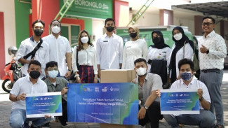 Relawan Sidoarjo Berakhlak Distribusikan Bansos dari Erick Thohir