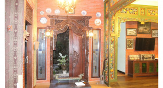 Interior Rasa Lawas lewat Gebyok hingga Poster Jadul dalam Hunian Modern