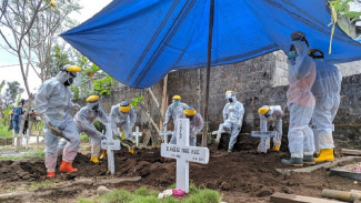 Momen saat Relawan Muslim Bantu Pemakaman Pasien Covid Non-Islam