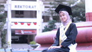 Jadi Wisudawan Terbaik, Putri Buruh Tani Raih Predikat Cumlaude