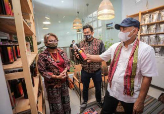 Ringankan Beban UMKM, Kemenkop UKM Bagikan Ribuan Paket Sembako