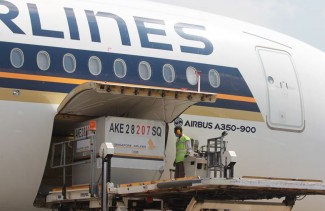 Vaksin Bantuan Tahap ke-49 Tiba, Stok Cukup dan Distribusi Cepat Jadi Kunci