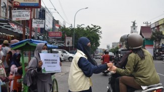 Dagangan PKL Diborong, lalu Dibagikan ke Warga dan Pengguna Jalan