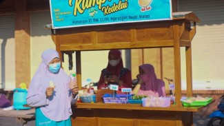 Manfaat Kedelai, Ibu-Ibu Muslimah Bikin Angkringan di Kaki Gunung