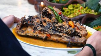 Menyantap Mangut Kepala Manyung, Kuliner Pedas yang Bikin Keringatan