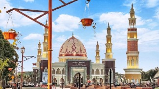 Masjid Agung di Alun-Alun Majalengka Didekorasi Semakin Cantik