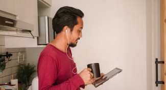 7 Bahaya Mengintai akibat Penggunaan Earphone Berlebihan