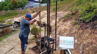 Pesantren di Pedalaman Kalimantan Kekurangan Air, BMH Beri Bantuan Sumur Bor