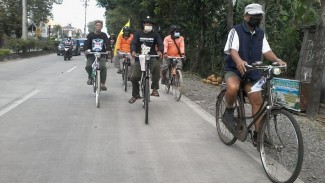 Komunitas Sepeda Tua Berbagi Nasi Bungkus di Ahad Berkah
