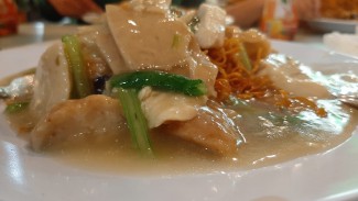 Menyantap Mie Titi, Kuliner Favorit Pecinta Kuliner di Makassar