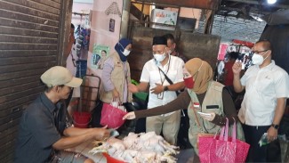 Komunitas TurunTangan Bagikan Paket AntiCovid ke Pedagang Pasar