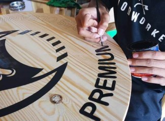 Olah Limbah Kayu Jati Belanda, Sukses Hasilkan Produk Seni Bernilai Tinggi