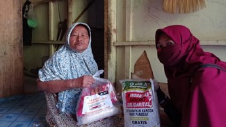 Janda dan Lansia Warga Prasejahtera di Sragen Dapat Beras Wakaf