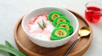 Es Pisang Ijo, Kuliner Favorit jadi Incaran di Siang Hari