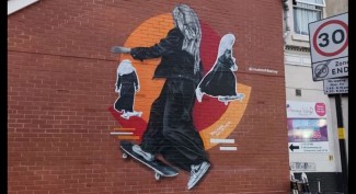 Seniman Mural Birmingham Lukis Gadis Muslim Bermain Skateboard