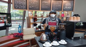 Cerita Barista yang Beradaptasi dengan Jual Kopi Botolan di Masa Pandemi