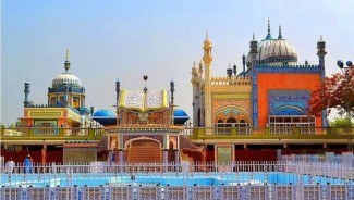 Keindahan Masjid Bhong seperti Istana di Negeri Dongeng