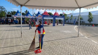 Detik-Detik Pembukaan PON XX, Relawan Bersihkan Stadion Lukas Enembe