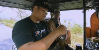 Mantan Bartender Profesional Ini Pilih Berjualan Kopi Keliling dengan Bentor