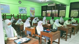 Para Siswa Gugup Duduk di Kelas ketika Mulai Belajar Tatap Muka