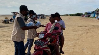 Pantau Prokes PON XX Papua, Relawan Edukasi Warga Pakai Masker