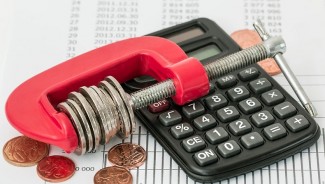 Risiko Pinjaman Online, Mulai dari Riba sampai Terjerat Utang